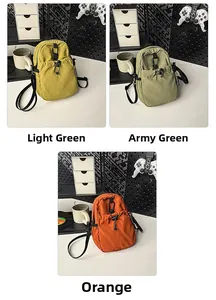 Vue verticale de mini sacs bandoulière en nylon en vert clair, vert armée et orange
