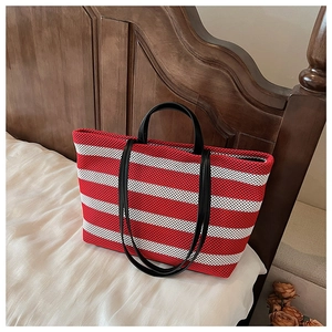 Gros plan du sac fourre-tout à rayures rouges et blanches avec texture mesh respirante