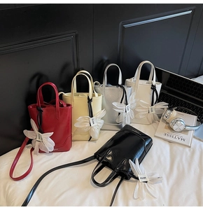 Vue détaillée des mini sacs seaux multicolores avec breloques fleurs et cuir verni