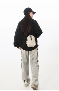 Vue arrière d'une sacoche en nylon beige imperméable sur un mannequin en style techwear