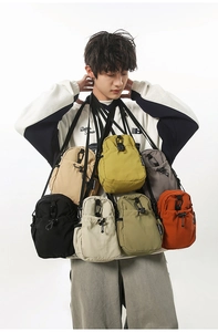 Petit sac bandoulière étanche en nylon pour téléphone décliné en sept couleurs