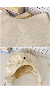 Detail der wasserdichten Nylon-Halbmondtasche mit Faltenstruktur und Mini-Münzfach-Detail