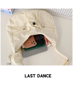Innenansicht der cremefarbenen Nylon-Hobo-Tasche mit Platz für Tablet und Handy