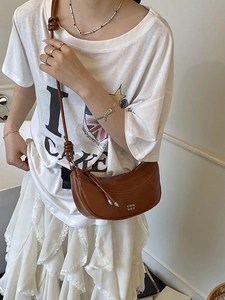 Sac bandoulière demi-lune en cuir souple marron avec bandoulière à nœud et logo