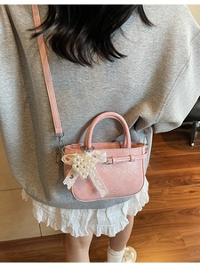 Rosa Mini-Umhängetasche in Eimerform mit Faltenoptik und Herzanhänger aus Perlen