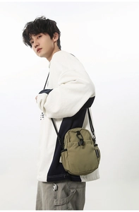 Sac bandoulière imperméable en nylon vert olive avec sangle réglable sur modèle
