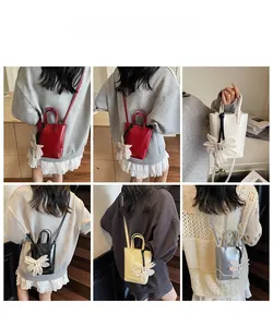 Détails des mini sacs seaux en cuir en plusieurs couleurs avec pendentifs à fleurs