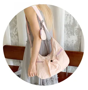 Rosafarbene Nylon-Halbmond-Umhängetasche mit breitem Gurt und rundem Mini-Zubehörbeutel