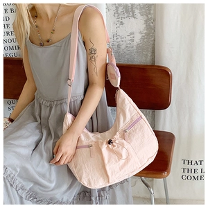 Rosa Nylon-Hobo-Tasche mit abnehmbarem Münzfach und verstellbarem Schultergurt-Detail