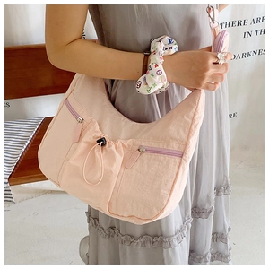 Rosafarbene Nylon-Mondtasche mit Kordelzugtasche und kleinem rundem Anhänger-Etui