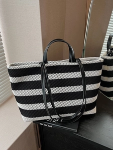 Sac fourre-tout rayé noir et blanc en maille avec bandoulière et doubles poignées
