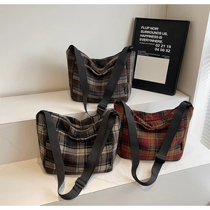 Tre borse hobo vintage a quadri in vari colori su una base in marmo minimalista