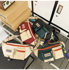Vue détaillée de sacs bandoulière en nylon durable en plusieurs coloris avec poches