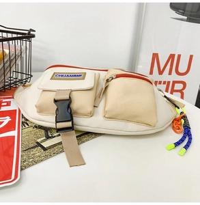 Détail d'un sac bandoulière décontracté en toile avec poches multiples et cordon coloré