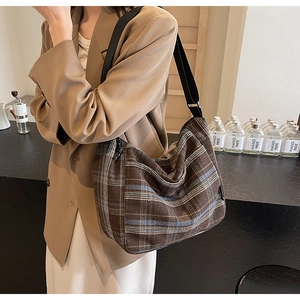 Dettaglio della borsa tote vintage a scacchi marroni e blu con tracolla regolabile