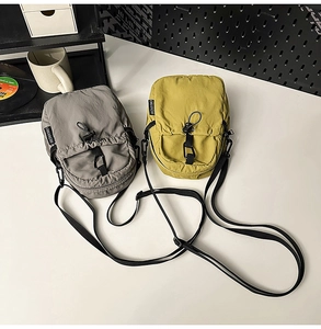 Sacs à bandoulière en nylon imperméable gris et vert avec cordon et mousqueton