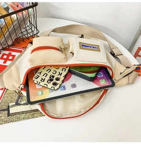 Vue intérieure du sac de poitrine en toile beige avec compartiments pour tablette et mobile