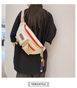 Détail du sac de poitrine tendance avec zips orange et multiples poches de rangement
