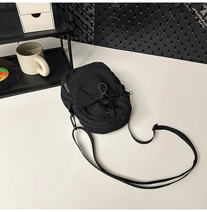 Détail du sac bandoulière étanche en nylon avec poche à cordon et sangle réglable