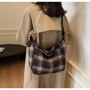 Vista posteriore di una modella con borsa a quadri marrone vintage e tracolla in nylon