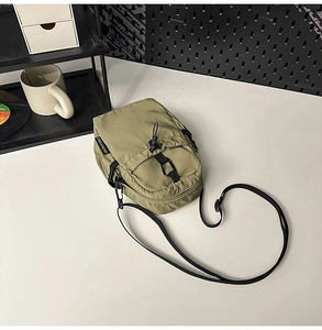 Détail du sac à bandoulière imperméable vert olive avec cordons élastiques et sangle
