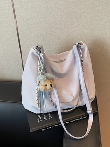 Minimalist PU Leather Pleated Tote Bag For Women Large Capacity Hobo Shoulder Bag With Plush Bear Pendant Chain Decoration