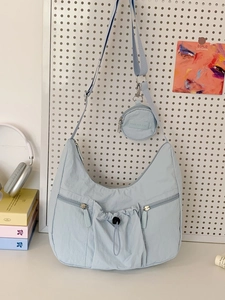 Hellblaue Nylon-Sichelkappe mit Multipocket-Design und verstellbarem Schultergurt