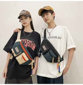 Détail de sacs bandoulière en nylon avec design multi-poches et fermetures éclair colorées