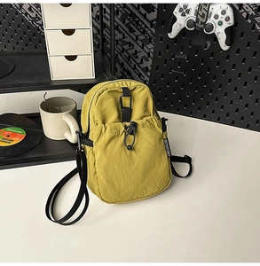 Détail de la pochette téléphone imperméable jaune moutarde avec cordon et mousqueton