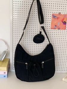 Minimalistische schwarze Halbmond-Umhängetasche mit Utility-Taschen und Münzfach