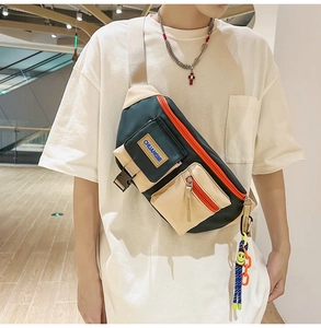Vue détaillée du sac de poitrine tendance en toile avec plusieurs poches porté par un mannequin