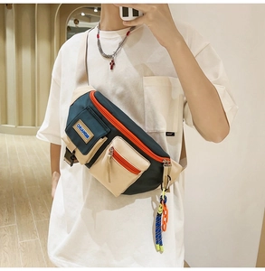 Détail du sac de poitrine en patchwork à poches multiples bleu marine et beige