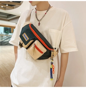 Vue détaillée du sac de poitrine neutre avec coutures beige-noir et zips orange vifs