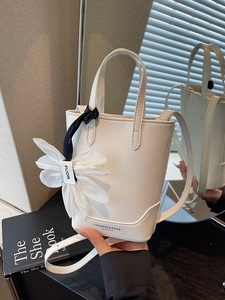 Sac Seau en Cuir PU pour Femmes Avec Grand Charme de Fleur en Tissu Petit Sac à Bandoulière de Haute Qualité Quotidien