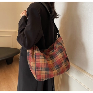 Borsa tote scozzese britannica che mostra grande capacità e design su una modella