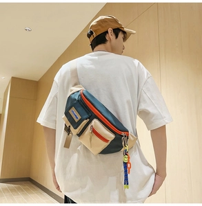 Détails du sac bandoulière multi-poches avec blocs de couleurs vertes et pendentifs
