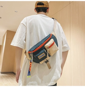 Détail du sac bandoulière de sport bleu et beige avec sangle réglable et textile robuste