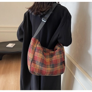 Vista posteriore della modella con borsa tote a quadri vintage e tracolla regolabile