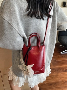 Mini sac seau en similicuir rouge avec breloque fleur et bandoulière pour femme