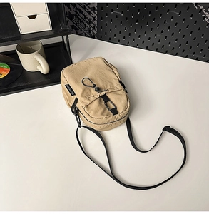 Détail du sac bandoulière imperméable en nylon kaki avec bandoulière réglable et logo