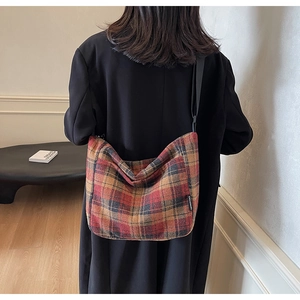 Dettaglio borsa a tracolla vintage a quadri con trama intrecciata ed etichetta Chuangmi