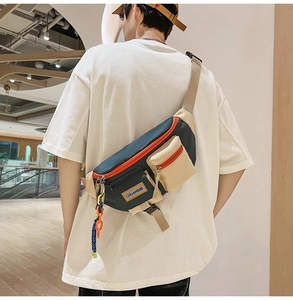 Détail d'un sac de poitrine à plusieurs poches avec chaîne décorative sur modèle