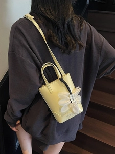 Petit sac seau bandoulière jaune pâle avec breloque décorative en fleur de mesh