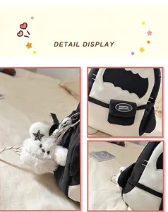 Detailansicht von Canvas-Rucksack mit Plüschbären-Anhänger und Kontrastfarben