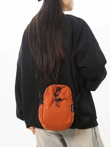 Sac Bandoulière Imperméable en Nylon pour Hommes Femmes Léger Techwear avec Cordon de Serrage pour l'Extérieur et le Quotidien