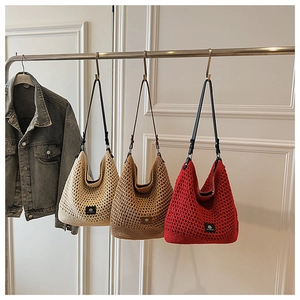 Texture de tricot détaillée des grands sacs de plage en beige, kaki et rouge foncé