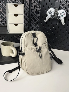 Sac bandoulière polyvalent en nylon beige imperméable avec poche à cordon et mousqueton