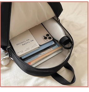 Innenansicht des schwarzen Canvas-Rucksacks mit geräumigem Fach für Tablet und Smartphone