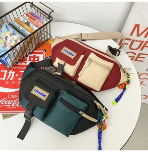 Détails de sacs bandoulière urbains tendance avec poches à boucle et cordons colorés