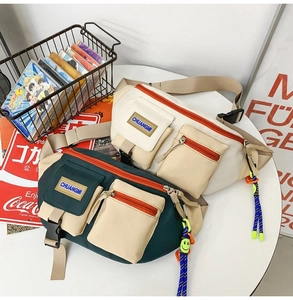 Détail de sacs bandoulière cargo avec design multi-poches et sangles en nylon